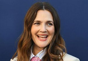 À 51 ans, Drew Barrymore célèbre ses rides dans une vidéo sans filtre