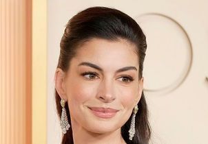 Cette coiffure portée par Anne Hathaway crée un effet lifting en quelques secondes