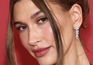 Le blush viral adoré par Hailey Bieber confirme le grand retour des pommettes rosées