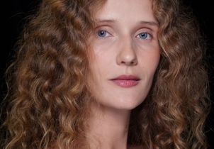 Cette technique de coloration sublime les boucles sans l’effet « zébré » tant redouté