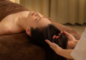 Pour ses 50 ans, Lazartigue signe son grand retour en salon avec un « hair spa » parisien ultra-pointu 