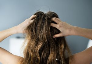 Psoriasis à la racine des cheveux : ces gestes surprenants du quotidien qui peuvent le déclencher