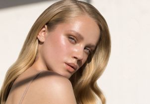 Sel, chlore, soleil : ce shampoing violet est l'allié indispensable des blondes cet été