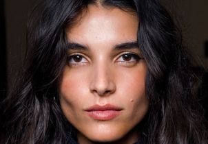 Blush gris : pourquoi ce produit étrange devient l’arme secrète des make-up artists