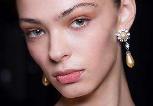 Fond de teint trop jaune ? Cette astuce avec du blush violet change tout