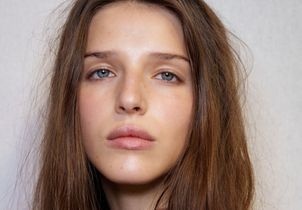 Hourglass revisite la tendance des lèvres floutées avec un baume mat qui lisse les ridules