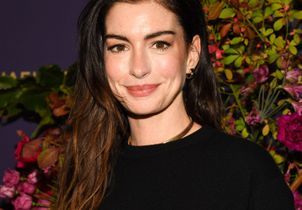 La facialiste d’Anne Hathaway révèle ses secrets contre les poches et cernes