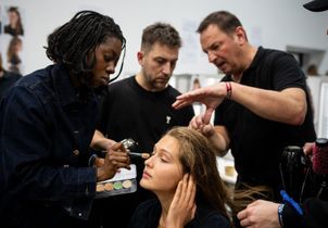 La technique du "correcteur invisible” qui camoufle les cernes sans effet maquillage