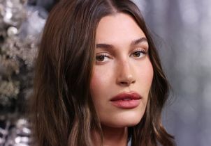 Le rouge à lèvres mat et naturel qui donne cet effet « bouche mordue » à Hailey Bieber est enfin disponible en France 