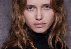 Sillons nasogéniens : cette astuce maquillage qui permet de les atténuer en trois coups de pinceaux 