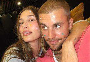 Coachella : la manucure de Hailey Bieber cache un message secret sur chacun de ses ongles