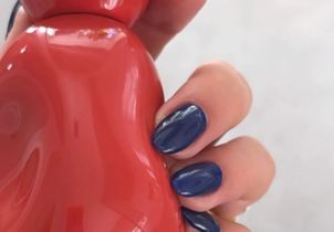 « Midnight nails », la nouvelle tendance manucure lancée par Hailey Bieber 