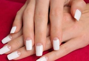 Qu’est-ce que la french manucure XL, cette tendance ongles qui dominera les festivals cet été ?