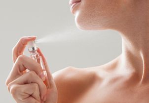 Vaporiser son parfum dans le cou : le geste anodin qui pourrait nuire à votre santé, selon les experts