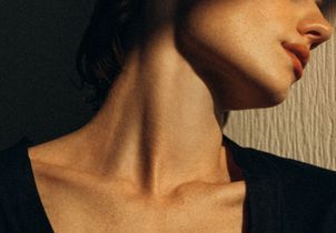 Ce geste que l'on répète des dizaines de fois par jour abîme considérablement la peau du cou