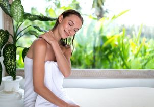 Ce massage du cou relâche les traits du visage pour un effet anti-âge immédiat