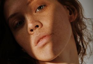 « Cortisol face » : le stress fait-il réellement gonfler le visage ? 