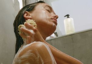 Gant de toilette ou mains : quelle est la meilleure façon de se laver selon les dermatologues ?