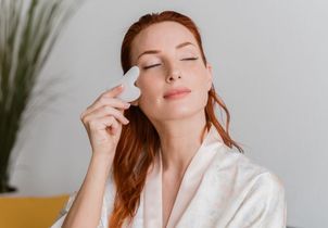 L’astuce insolite (et économique) pour masser son visage quand on a pas d’outils sous la main 