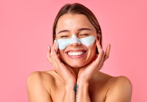 Pores dilatés, points noirs, excès de sébum : cet outil anti-imperfections fait le buzz sur les réseaux sociaux