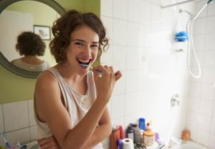 Pourquoi il ne faudrait jamais se brosser les dents juste après avoir bu un café ou un jus d'orange