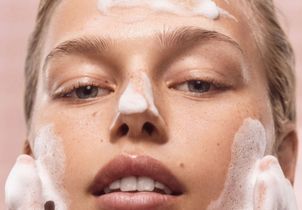 Se laver le visage à l’eau salée : pourquoi ce phénomène explose sur les réseaux (et inquiète les dermatologues)