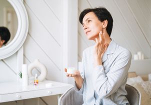 Voici la routine anti-âge idéale selon les dermatologues et les facialistes