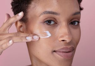 Vos soins peluchent sur votre peau : 5 raisons qui peuvent l’expliquer