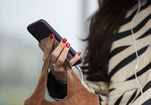 La lumière de nos écrans endommagent-elles notre peau du visage ? 