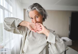 Peau sèche à la ménopause : les meilleures crèmes corps pour retrouver le confort