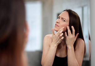 Acné à la ménopause : les bons réflexes pour apaiser sa peau sans l’agresser