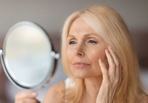 Ces 5 gestes du quotidien font vieillir la peau plus vite et favorisent l'apparition des rides