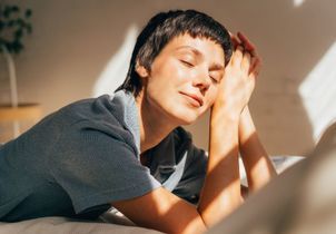 Derrière une fenêtre, le soleil abîme-t-il vraiment la peau ? Un dermatologue répond 