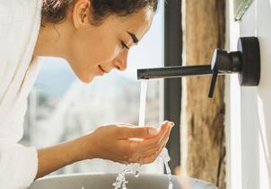 L’eau seule suffit-elle pour se laver le visage le matin ?