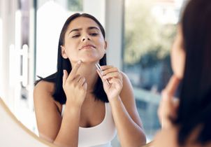 Sur le menton, le cou… Pourquoi certains poils poussent au mauvais endroit ?