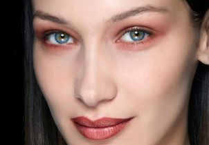 C’est le retour des sourcils fins ? Non merci, on a déjà donné ! 