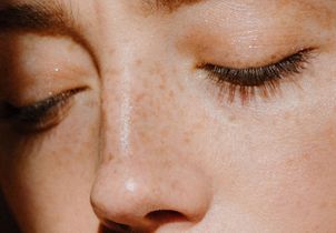Qu’est-ce que l’acide mévalonqiue, cet actif prometteur pour hydrater et réparer la peau ? 