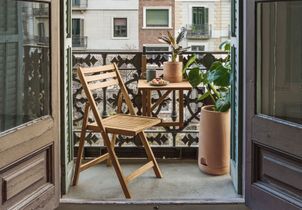 Des tables de balcon ultra-pratiques et design pour un mini-extérieur
