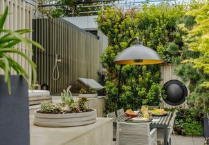 Avant/Après : un toit-terrasse délaissé métamorphosé en oasis de fraîcheur urbaine