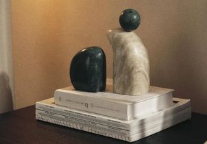 5 objets décoratifs pour habiller une bibliothèque avec élégance