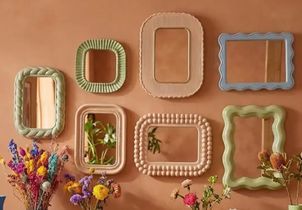 Après le mur de cadres, le mur de miroirs ? Les plus belles pièces pour adopter la tendance