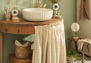 La jupe d’évier : la tendance rétro qui réchauffe la salle de bains