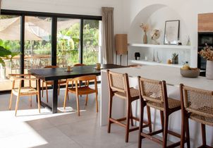 J’ai aménagé une cuisine ouverte épurée : voici mes conseils pour qu’elle se fonde dans le salon