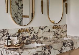 De belles idées pour intégrer le marbre dans une salle de bains