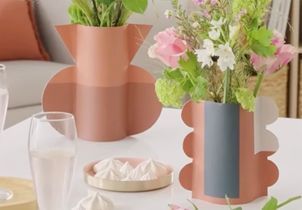 DIY : comment recycler des chutes de papier peint en vase déco