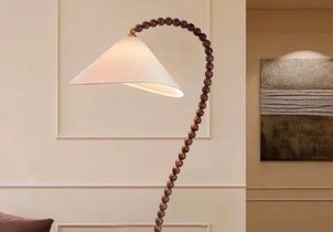 DIY : voici comment créer cette lampe en perles de bois pour une touche bohème
