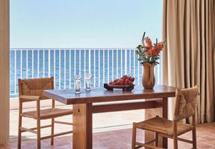 À Saint-Raphaël, un appartement avec terrasse et piscine célèbre l'art de vivre méditerranéen