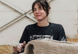 Qui est Sharon Von Overmeiren, la céramiste et sculptrice aux créations fantasmagoriques 