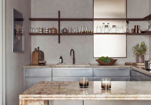 Cet appartement parisien mêle influences brutalistes et mobilier chinée