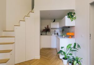 Comment ce studio de 15 m² a réussi à exploiter toute sa hauteur ?